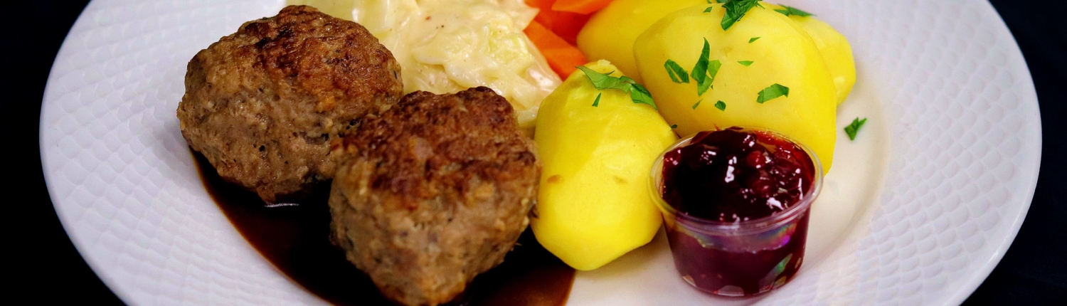 Middagsfat med kjøtkaker i brunsaus, kokt potet, kålstuing og dampa gulrot