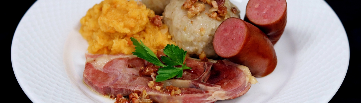 Middagsfat med Hilde sine kompara, raspeball med grov pølse, salt kjøt, kålrotstappe og toppa med bacon